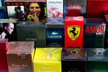 Jak rozpoznat a vyhnout se padělaným parfémům